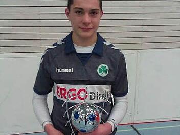 Auszeichnung als bester Torhüter beim Turnier in Hof: Lucas Zahaczewski. Foto: privat