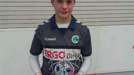 Auszeichnung als bester Torhüter beim Turnier in Hof: Lucas Zahaczewski. Foto: privat
