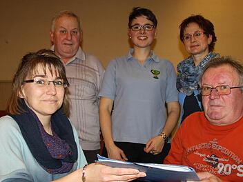 Nach 25 Jahren hat Kassier Werner Neder (rechts) die Unterlagen an seine Nachfolgerin Sandra Tremer übergeben. Im Hintergrund (von links) stehen die weiteren Vorstandsmitgliede: Stellvertretender Vorsitzender Josef Schmitt, Vorsitzende Bianca Mende und Schriftführerin Barbara Halbig. Foto: Hilmar Ruppert