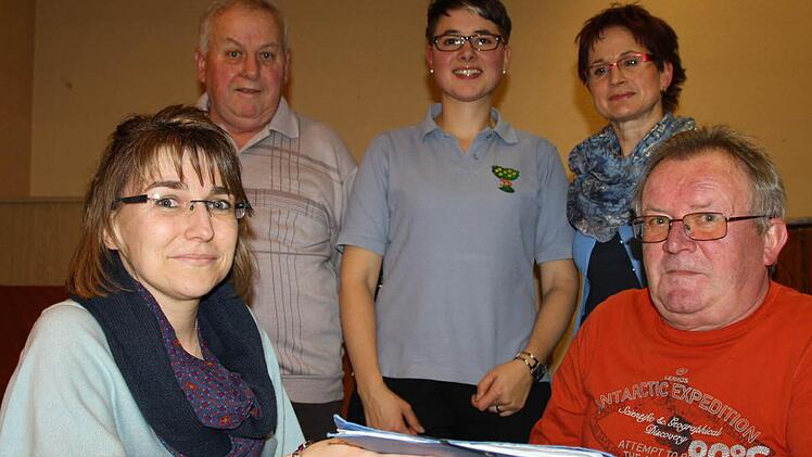 Nach 25 Jahren hat Kassier Werner Neder (rechts) die Unterlagen an seine Nachfolgerin Sandra Tremer übergeben. Im Hintergrund (von links) stehen die weiteren Vorstandsmitgliede: Stellvertretender Vorsitzender Josef Schmitt, Vorsitzende Bianca Mende und Schriftführerin Barbara Halbig. Foto: Hilmar Ruppert