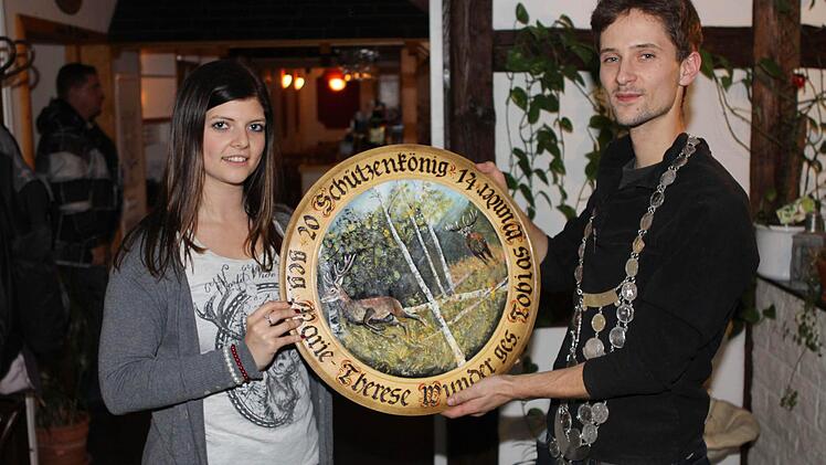 Die Vorjahres Schützenkönigin Marie-Therese Wunder überreichte die Königsscheibe an den neuen Schützenkönig Tobias Wunder.  Foto: Michael Wunder