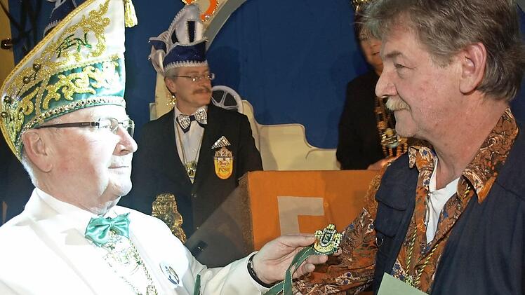 Mit dem "Narr von Europa mit Brillant" zeichnete Karl-Heinz Kopp Michael Weinelt (rechts) aus.  Foto: Stefan Geiger