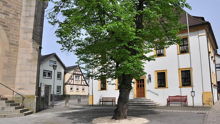 Die morsche Rundbank um die Linde vor dem Historischen Rathaus in Obertheres (im Bild) wurde entfernt. Da zwei Bänke direkt vor dem Rathaus stehen, wird keine neue Bank mehr angeschafft.
