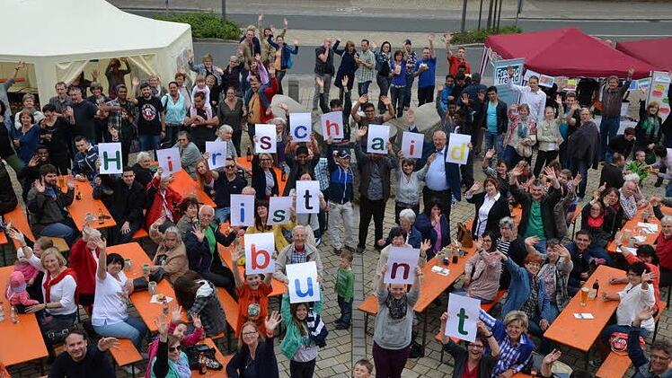 Hirschaid zeigt Flagge und bekennt sich zu seinen ausländischen Mitbürgern. Foto: Andrea Spörlein