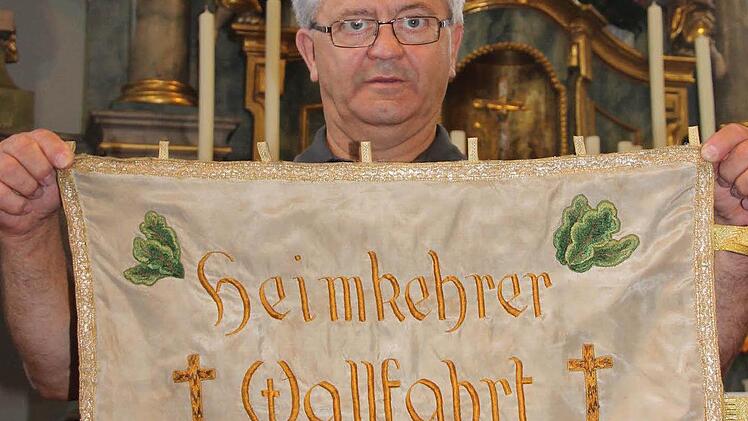 Ludwig Dietz mit der ersten Standarte aus dem Jahr 1949. Im Hintergrund der Altar und die Gnadenmadonna der Neuengrüner Kirche Mariä Himmelfahrt.  Foto: Friedwald Schedel