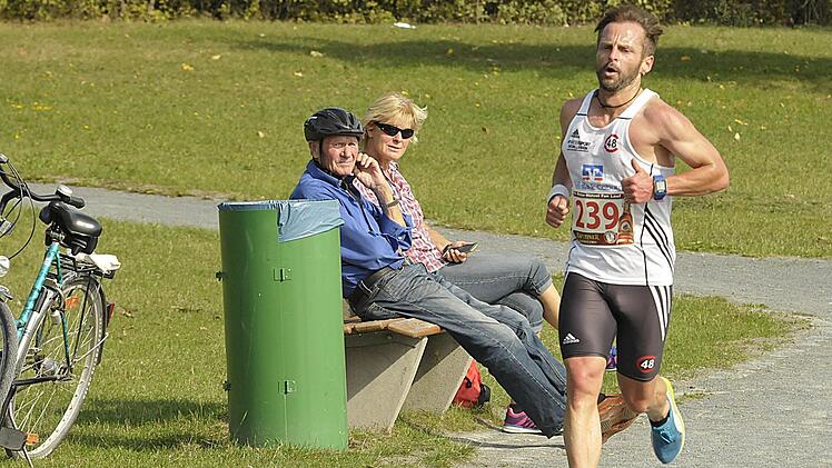 Zuschauer bewundern das Tempo von Sieger Alexander Finsel. Foto: Karl Heinz Weber