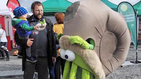 Der kleine Bub hat bereits eine Miniaturausgabe des "Glotzaugengerch" ergattert - eines der Maskottchen der Landesgartenschau.