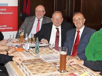 Der sportpolitische Sprecher der SPD-Landtagsfraktion, Harald Güller, verlangte bei einem sportpolitischen Gespräch, dass Politik und Gesellschaft die enorme Bedeutung des Sports noch mehr wahrnehmen und fördern. Im Bild (von links) SPD-Kreisvorsitzender Ralf Pohl, Christa Steiger, Harald Güller, Egon Herrmann, MdL Klaus Adelt, BLSV-Kreisvorsitzender Karl H. Fick, Adrian Seitz (Kreisvorsitzender der Bayerischen Sportjugend) und Kronacher Stadtrat Hans Simon. Foto: Rainer Glissnik
