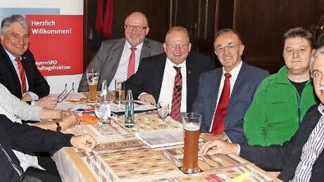 Der sportpolitische Sprecher der SPD-Landtagsfraktion, Harald Güller, verlangte bei einem sportpolitischen Gespräch, dass Politik und Gesellschaft die enorme Bedeutung des Sports noch mehr wahrnehmen und fördern. Im Bild (von links) SPD-Kreisvorsitzender Ralf Pohl, Christa Steiger, Harald Güller, Egon Herrmann, MdL Klaus Adelt, BLSV-Kreisvorsitzender Karl H. Fick, Adrian Seitz (Kreisvorsitzender der Bayerischen Sportjugend) und Kronacher Stadtrat Hans Simon. Foto: Rainer Glissnik