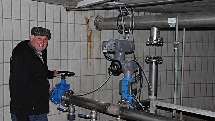 Klärwärter Kurt Schleicher muss in der Kläranlage Junkersdorf öfters an "Schrauben drehen", Einstellungen vornehmen, um ein gutes Klärergebnis zu erreichen. Die Anlage läuft noch im Probebetrieb.  Foto: Helmut Will