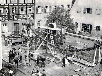 Das historische Foto zeigt die Einweihung des Platzes vor der Kirche St. Elisabeth, wie man ihn heute vorfindet. Foto: Bürgerverein IV. Distrikt