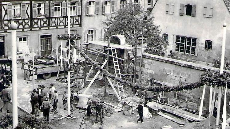 Das historische Foto zeigt die Einweihung des Platzes vor der Kirche St. Elisabeth, wie man ihn heute vorfindet. Foto: Bürgerverein IV. Distrikt