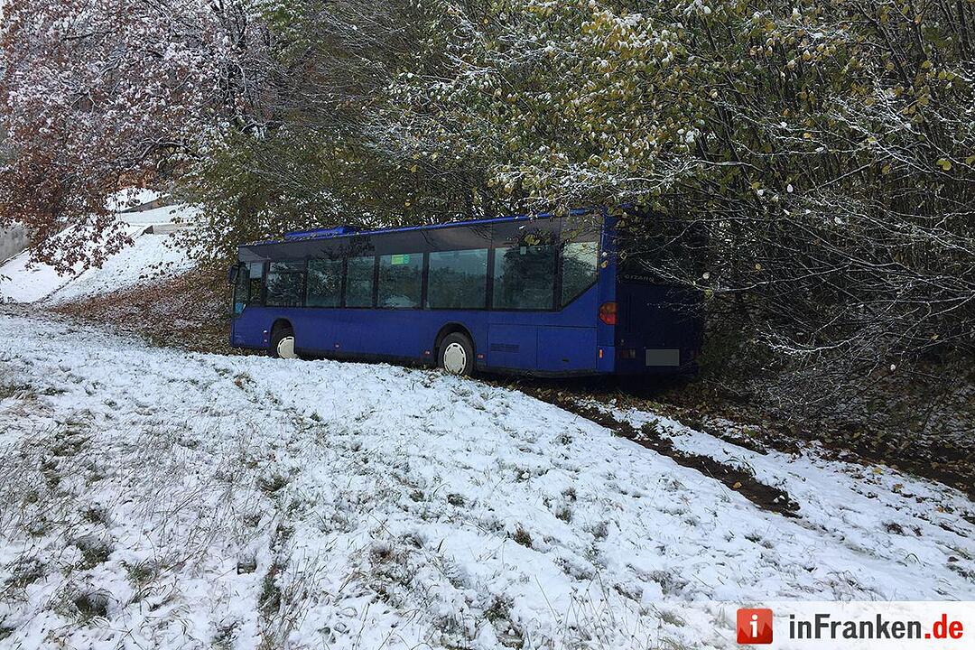 Schulbusunglück bei erstem Schnee – Bus rutscht 300 Meter den Hang hinab – Kinder zum Glück keine im Bus