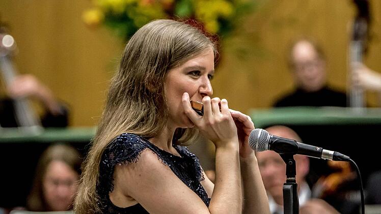 Als Solistin begeisterte die Mundharmonika-Virtuosin Monja Heuler beim Sinfoniekonzert der Musikfreunde in Neustadt. Foto: Jochen Berger