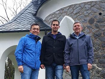 Mehr als zufrieden zeigten sich die Akteure bei der Abschlussbesprechung vor der Schlossbergkapelle. Von links Bürgermeister Jens Korn, Martin Simon, Zweiter Vorsitzender des FWV, Michael Stöcker. privat