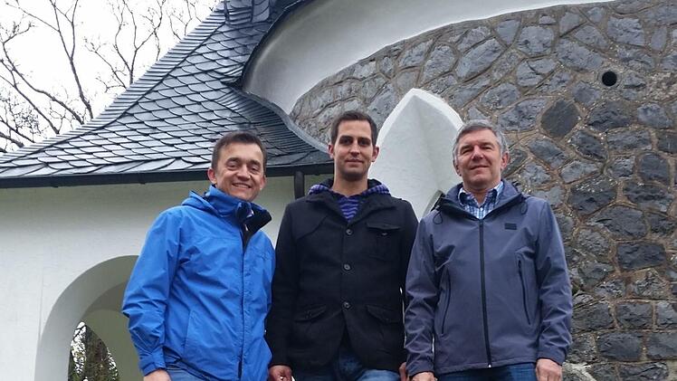 Mehr als zufrieden zeigten sich die Akteure bei der Abschlussbesprechung vor der Schlossbergkapelle. Von links Bürgermeister Jens Korn, Martin Simon, Zweiter Vorsitzender des FWV, Michael Stöcker. privat