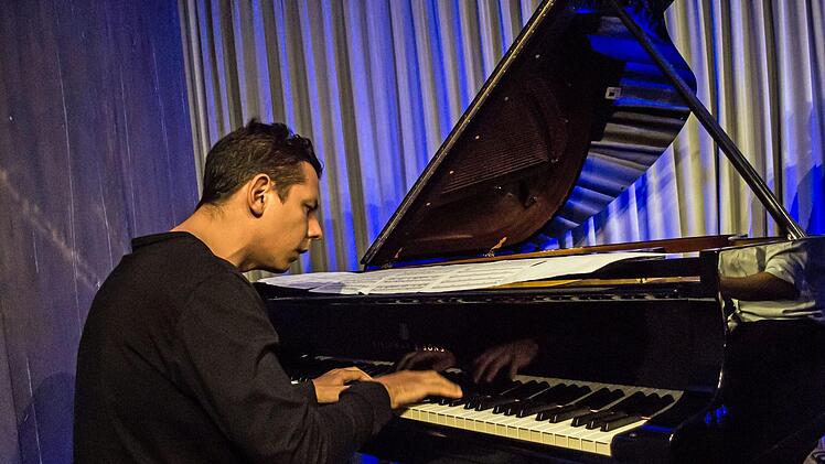 Samuel Torres (Congas) und Bruno Böhmer Camacho am Flügel gastierten mit musikalischen Mitstreitern bei "Leise am Markt" in Coburg.Foto: Jochen Berger