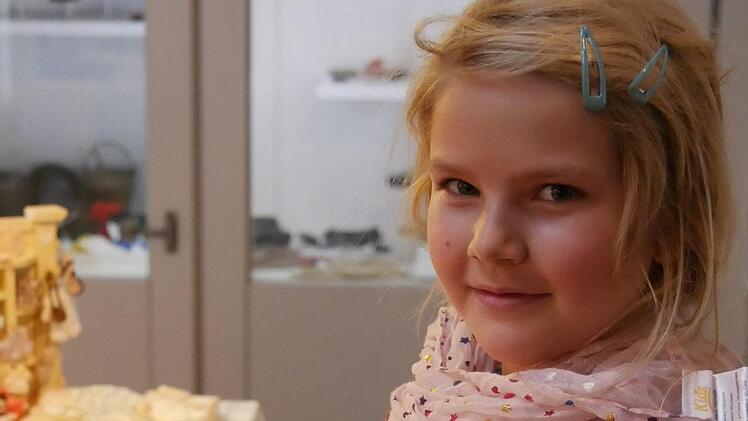 Carolina hat sich ein Mini-Hündchen ausgesucht und Opa Heribert  spendierte es.