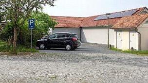 Dieser Teil des "Saumarkts" im Bereich der Trafostation wird asphaltiert und so sechs Pkw-Stellplätze geschaffen.  Foto: Christian Licha