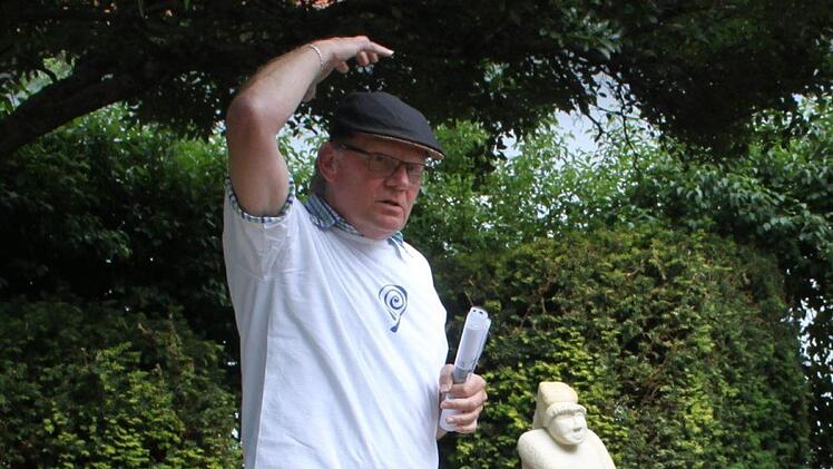 Dieter Bornkessel erklärt, wie die Dame mit der Haube entstanden ist.  Foto: Carmen Schwind