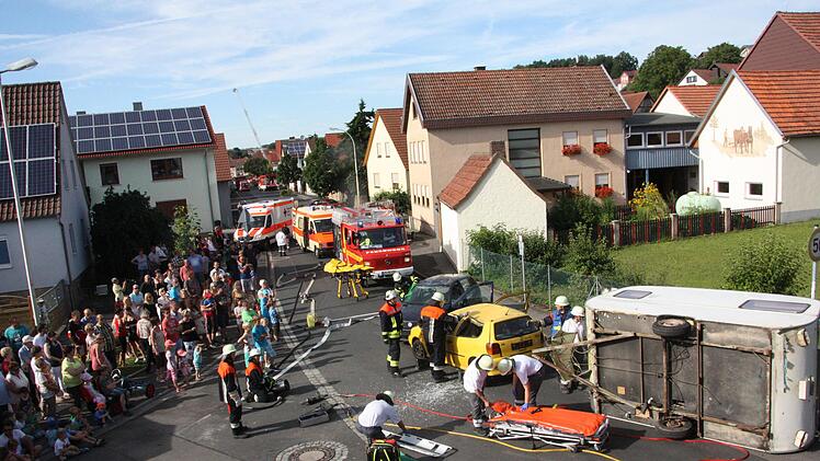 Bei der Einweihung des neuen Feuerwehrgerätehauses im Jahr 2016 zeigten Mitglieder der Feuerwehr Reichenbach - zu der inzwischen die Löschgruppe Windheim gehört - im Rahmen einer Schauübung ihr Können.Archiv Arnold Nöth