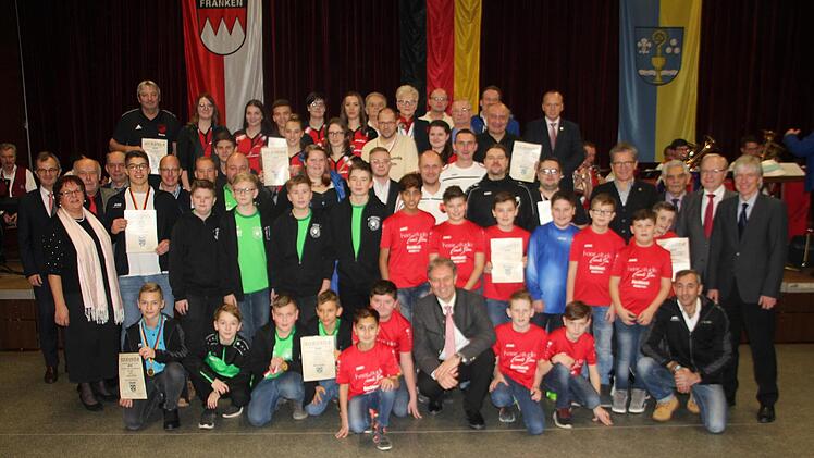 Die geehrten Sportler und Bürger mit den EhrengästenVeronika Schadeck