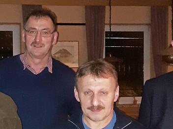 Bei der Ehrung Jagdvorstand Klaus Wei&szlig; (links) und Kassier Heinz Sch&uuml;tz Foto: privat