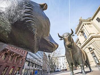 Die Bronzeplastiken von Bulle und Bär vor dem Gebäude der Frankfurter Wertpapierbörse. Corona hinterlässt auch Spuren auf dem Aktienmarkt. Foto: Frank Rumpenhorst, dpa