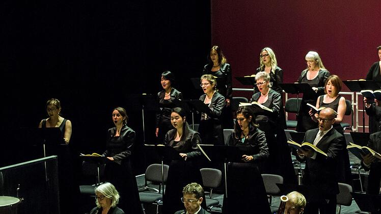 Chor und Philharmonisches Orchester des Landestheaters interpretierten Händels Oratorium "Der Messias" unter Leitung von Chordirektor Mikko Sidoroff.Foto_ Jochen Berger