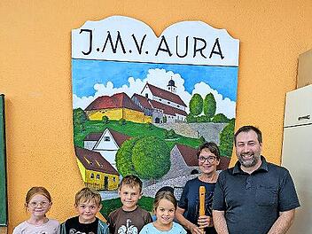 Von links nach rechts: Karlotta Sauer, Max Erhard, Jonathan Erhard, Anika Wellhöfer, Ausbilderin Eva-Maria Schaub und Vorstand Johannes Hammerl.