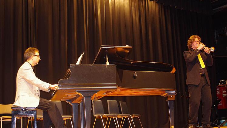 Marco Fröhlich am Klavier und Johannes Bals auf der Trompete spielten die Sonata D-Dur von Giuseppe Torelli. Foto: Heike Schülein
