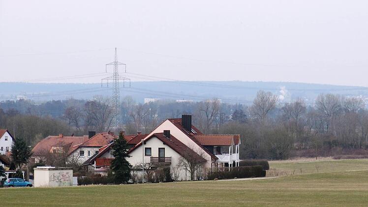 Der westliche Ortsrand, die A 73 knapp 200 Meter entfernt