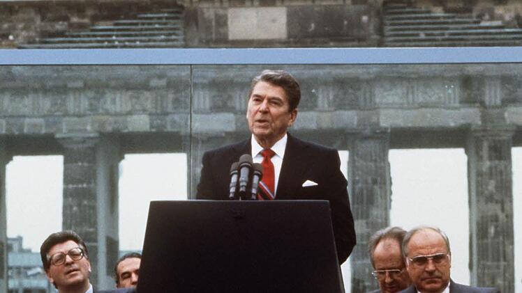 Ronald Reagan, Berlin, 12. Juni 1987Reagan, von 1981 - 1989 der 40. Präsident der USA. Bei seinem Besuch in West-Berlin fordert der damalige US-Präsident Ronald Reagan in einer Rede vor dem Brandenburger Tor: "Mr. Gorbachev, open this gate! Mr. Gorbachev, tear down this wall!" ("Herr Gorbatschow, öffnen Sie dieses Tor! Herr Gorbatschow, reißen Sie diese Mauer nieder!") Dabei steht er neben dem damaligen Bundeskanzler Helmut Kohl (r) und dem damaligen Bundestagspräsident Philipp Jenninger auf ...