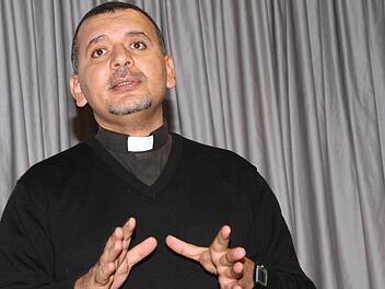 Mit Herz und Verstand bei der Sache: Matta Shafik Ayoub spricht in Hausen. Fotos: Erlwein