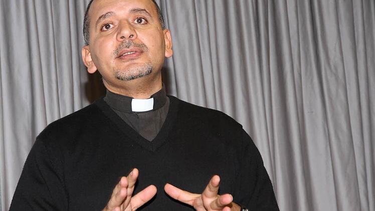 Mit Herz und Verstand bei der Sache: Matta Shafik Ayoub spricht in Hausen. Fotos: Erlwein