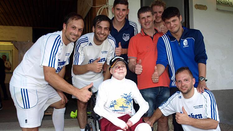 Nach dem Spiel stellte sich ein Teil der Siegermannschaft der Kreisliga zu einem Erinnerungsfoto mit Patrick Porzel. Foto: Susanne Deuerling