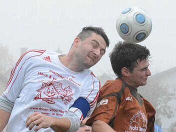 Mienenspiel: SG-Kapitän Florian Endres (Unterweißenbrunn/Frankenheim) im Luftkampf um den Ball mit Rottershausens André Seufert (rechts).  Foto: ssp