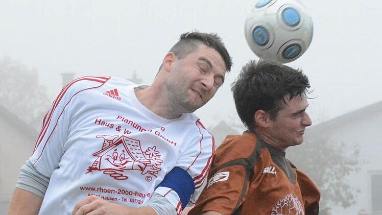 Mienenspiel: SG-Kapitän Florian Endres (Unterweißenbrunn/Frankenheim) im Luftkampf um den Ball mit Rottershausens André Seufert (rechts).  Foto: ssp