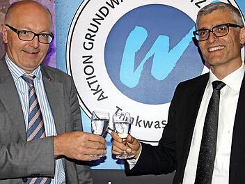 Hanns Hemmerlein und Benno Strehler (von links) mögen das klare und gute Wasser aus Oberfranken. Als Leiter der Wasserwirtschaftsämter in Hof und Kronach sprechen sie von einer Versorgungssicherheit in der Region. Foto: Katharina Müller-Sanke