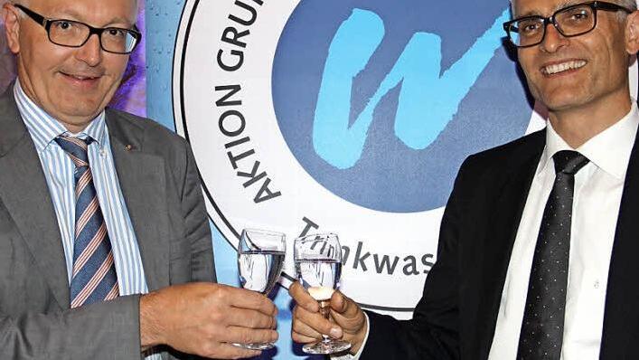 Hanns Hemmerlein und Benno Strehler (von links) mögen das klare und gute Wasser aus Oberfranken. Als Leiter der Wasserwirtschaftsämter in Hof und Kronach sprechen sie von einer Versorgungssicherheit in der Region. Foto: Katharina Müller-Sanke