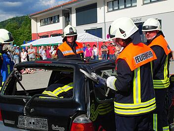 Einsatzkräfte trennen ein Autodach bei der Vorführung ab.  Foto: E. Schneider