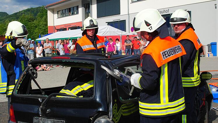 Einsatzkräfte trennen ein Autodach bei der Vorführung ab.  Foto: E. Schneider