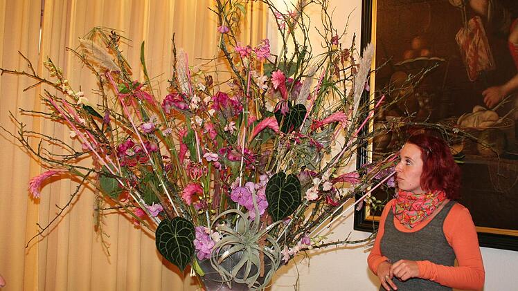 Ihr ausgezeichnetes Raumobjekt "Fächer" stellte Yvonne Wagner dem Rathaus zur Verfügung. Foto: Evi Seeger
