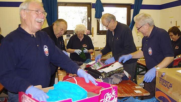 Beim BRK stapeln sich Kartons und Säcke mit Kleidung, Spielsachen und anderen für Flüchtlinge gespendeten Artikeln. Die Seniorengruppe der Feuerwehr Kronach kommt wöchentlich zum Sortieren zusammen. Foto: Schülein
