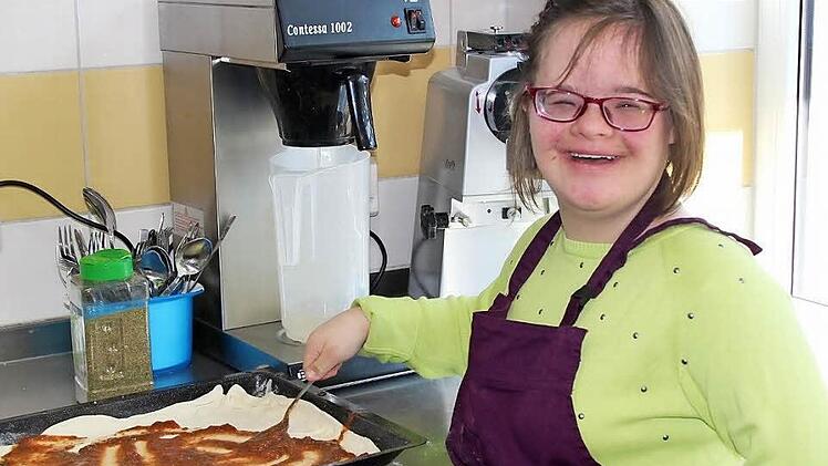 Trotz Down-Syndrom ist Anja Denzler ein freudig strahlender Mensch. Die Arbeit in der Küche macht ihr Spaß.  Fotos: Andreas Dorsch