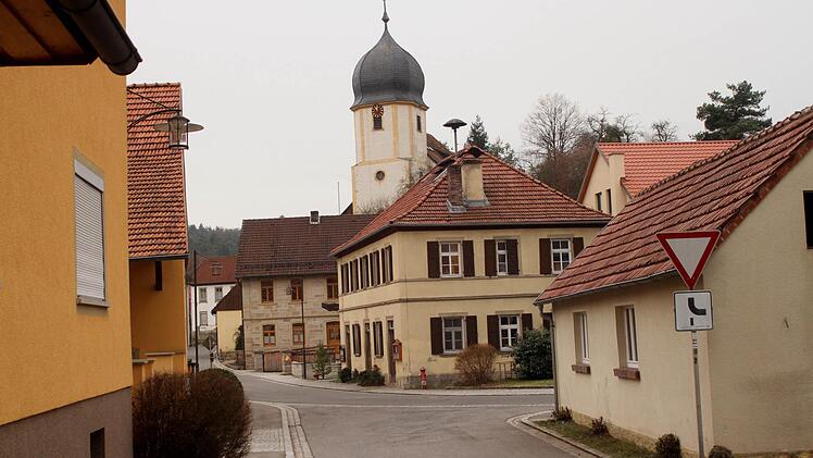 Blick auf die Dörfliser Kirche und das Gemeindehaus (im Vordergrund) das Gemeindehaus.Foto: Günther Geiling