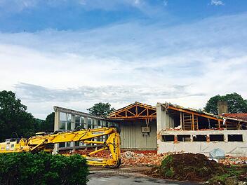 Der Abriss der Wildfleckener Turnhalle samt Hallenbad hat begonnen. Foto: Sebastian Schmitt