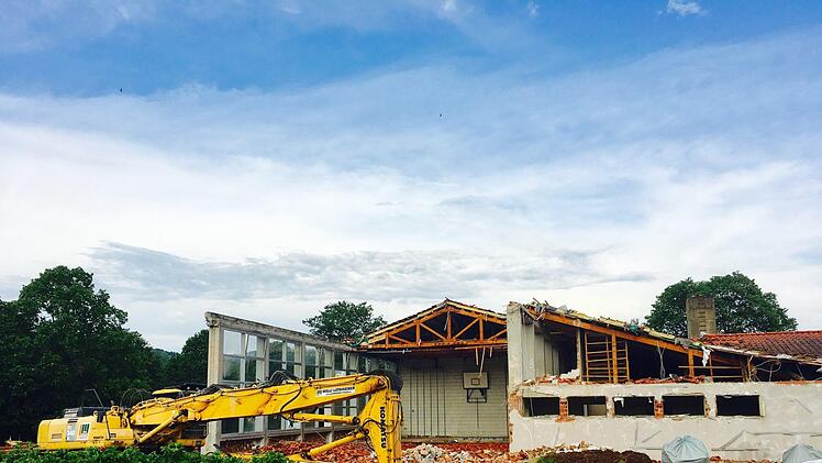 Der Abriss der Wildfleckener Turnhalle samt Hallenbad hat begonnen. Foto: Sebastian Schmitt