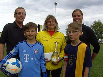 Anja Sell (Mitte) von beiden Vorsitzenden Marcus Glöckler (links) und Natascha Back (rechts). Mit im Bild Finn Manninger und Silas Veth.  Foto: Udo Sell