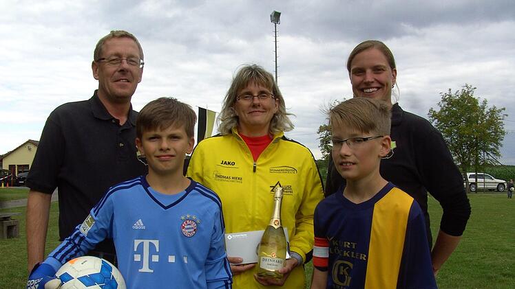 Anja Sell (Mitte) von beiden Vorsitzenden Marcus Glöckler (links) und Natascha Back (rechts). Mit im Bild Finn Manninger und Silas Veth.  Foto: Udo Sell